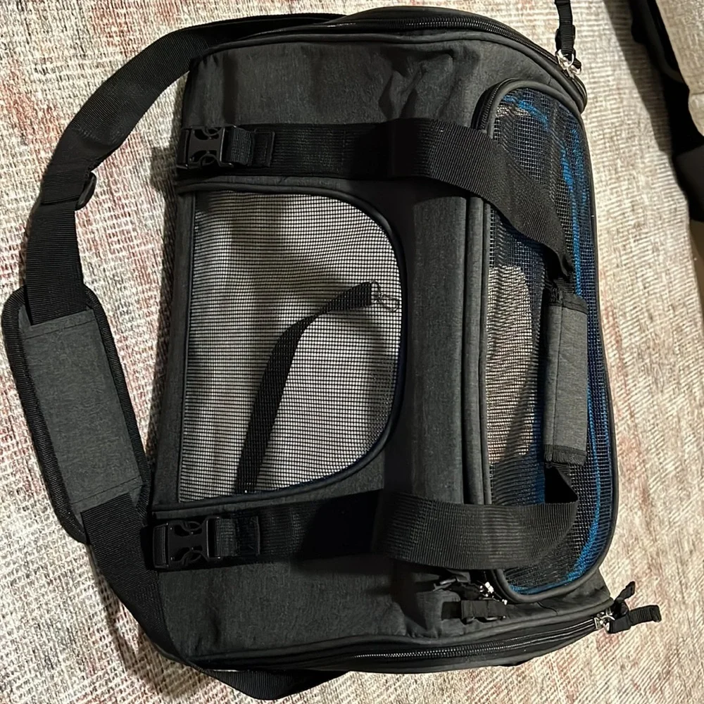 Pet travel carrier